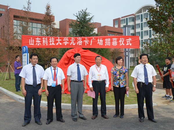 2011年我公司出资300万元设立山东科技大学bwin必赢奖学金及建立bwin必赢广场02